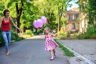 Anne ve kızı oynuyor pembe hava balonları ile