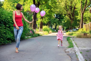 Anne ve kızı oynuyor pembe hava balonları ile