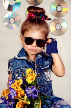 80'lerin tarzı, yüzünde güzel glitter ile,