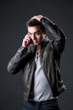 Studio poz çekici genç adam