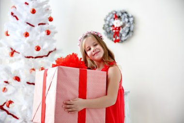 Noel hediyesi ile küçük şirin kız portresi