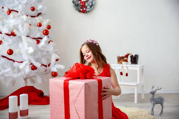 Πορτρέτο του χαριτωμένο κοριτσάκι με χριστουγεννιάτικο δώρο — Φωτογραφία Αρχείου
