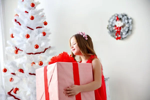 Retrato de menina bonito pouco com presente de Natal — Fotografia de Stock