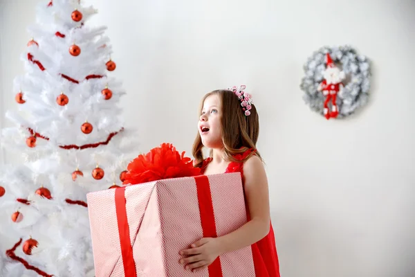 Retrato de menina bonito pouco com presente de Natal — Fotografia de Stock