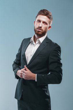 Şık takım elbise, renkli tiffany arka plan, bir şık sakallı adam stüdyo çekim izole