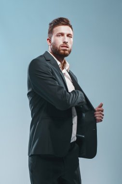 Şık takım elbise, renkli tiffany arka plan, bir şık sakallı adam stüdyo çekim izole