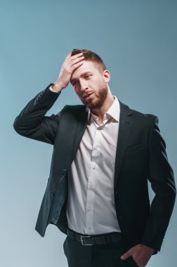 Şık takım elbise, renkli tiffany arka plan, bir şık sakallı adam stüdyo çekim düşünme, üzgün, çok duygusal izole