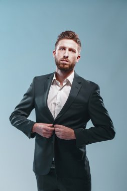 Şık takım elbise, renkli tiffany arka plan, bir şık sakallı adam stüdyo çekim izole
