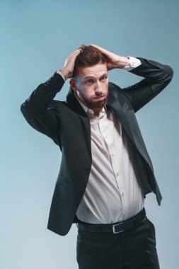 Şık takım elbise, renkli tiffany arka plan, bir şık sakallı adam stüdyo çekim düşünme, üzgün, çok duygusal izole