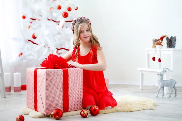 Retrato de menina bonito material de Natal — Fotografia de Stock