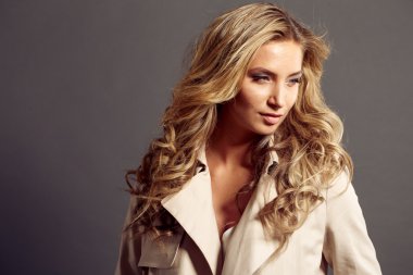 bej kürk ceket uzun sarı saçlı seksi kız