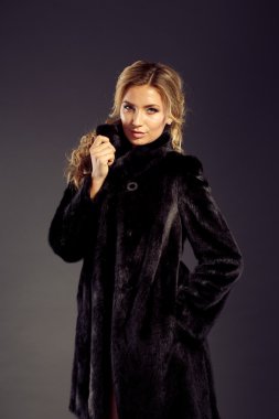 Kürk manto baştan çıkarıcı kadın portresi