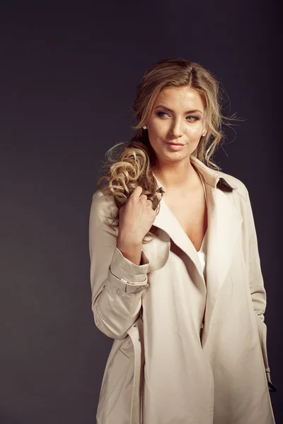 Menina sexy com cabelo loiro longo no casaco de pele bege — Fotografia de Stock