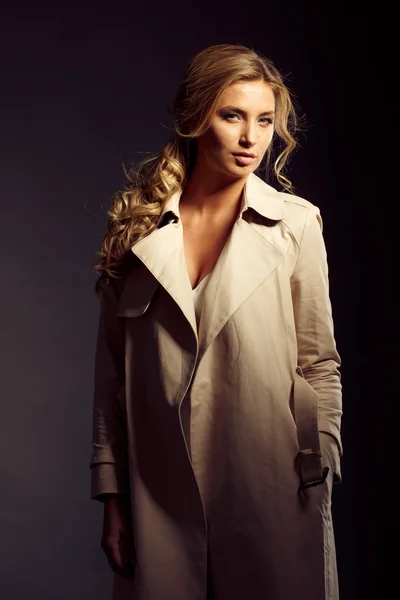 Menina sexy com cabelo loiro longo no casaco de pele bege — Fotografia de Stock