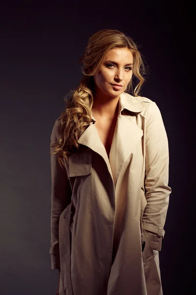 Chica sexy con pelo largo y rubio en abrigo de piel beige —  Fotos de Stock
