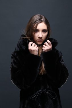 Kürk manto baştan çıkarıcı kadın portresi