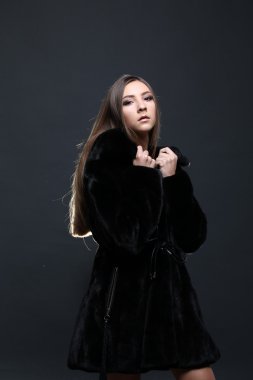Kürk manto baştan çıkarıcı kadın portresi