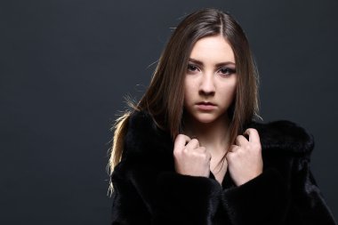Kürk manto baştan çıkarıcı kadın portresi