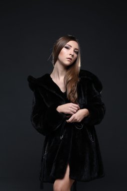 Kürk manto baştan çıkarıcı kadın portresi