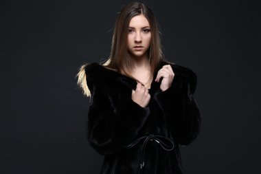 Kürk manto baştan çıkarıcı kadın portresi