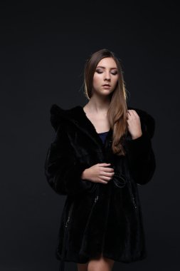 Kürk manto baştan çıkarıcı kadın portresi