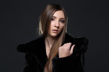 Kürk manto baştan çıkarıcı kadın portresi