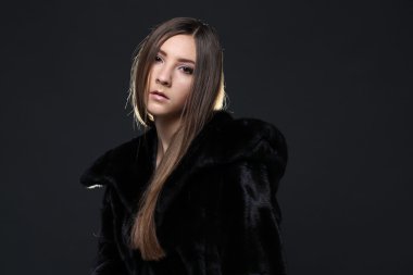 Kürk manto baştan çıkarıcı kadın portresi