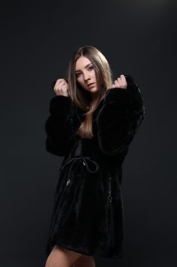 Kürk manto baştan çıkarıcı kadın portresi