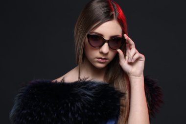 Kürk manto baştan çıkarıcı kadın portresi