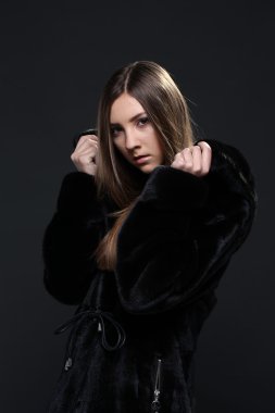 Kürk manto baştan çıkarıcı kadın portresi