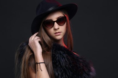 Kürk manto baştan çıkarıcı kadın portresi