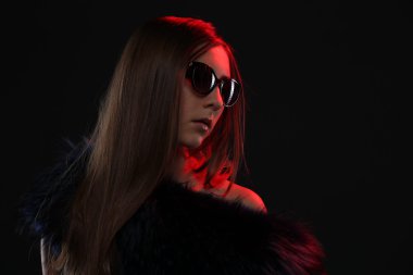 Kürk manto baştan çıkarıcı kadın portresi