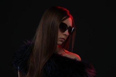 Kürk manto baştan çıkarıcı kadın portresi