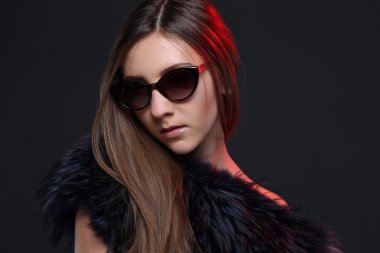 Kürk manto baştan çıkarıcı kadın portresi