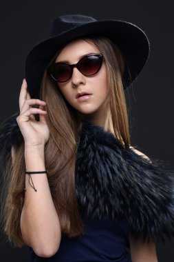 Kürk manto baştan çıkarıcı kadın portresi