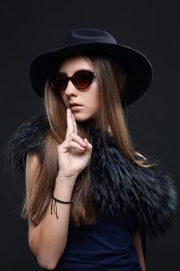 Kürk manto baştan çıkarıcı kadın portresi