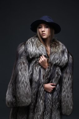 Kürk manto baştan çıkarıcı kadın portresi