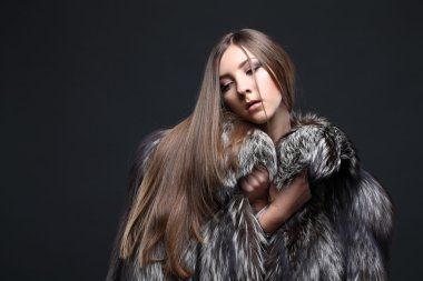 Kürk manto baştan çıkarıcı kadın portresi