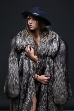 Kürk manto baştan çıkarıcı kadın portresi