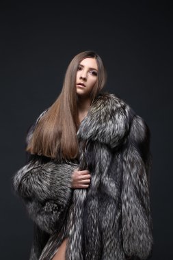 Kürk manto baştan çıkarıcı kadın portresi