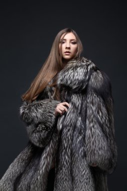 Kürk manto baştan çıkarıcı kadın portresi