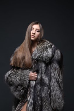 Kürk manto baştan çıkarıcı kadın portresi
