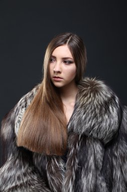 Kürk manto baştan çıkarıcı kadın portresi