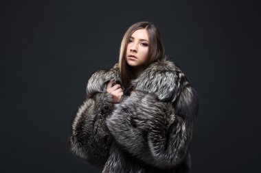 Kürk manto baştan çıkarıcı kadın portresi