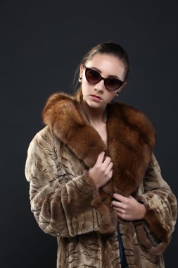 Kürk manto baştan çıkarıcı kadın portresi