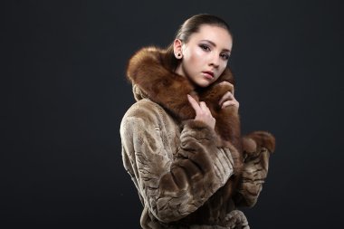 Kürk manto baştan çıkarıcı kadın portresi