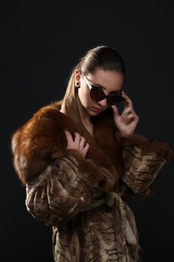 Kürk manto baştan çıkarıcı kadın portresi