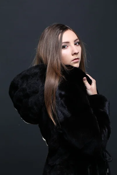 Portrait of a seductive lady in fur coat — Stock Photo, Image