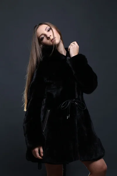 Retrato de una dama seductora en abrigo de piel —  Fotos de Stock
