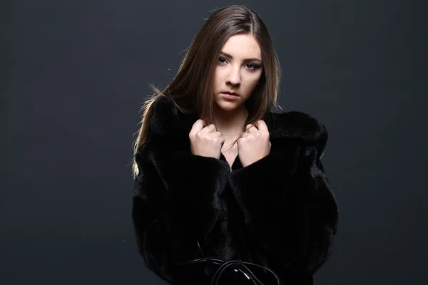 Portrait of a seductive lady in fur coat — Stock Photo, Image